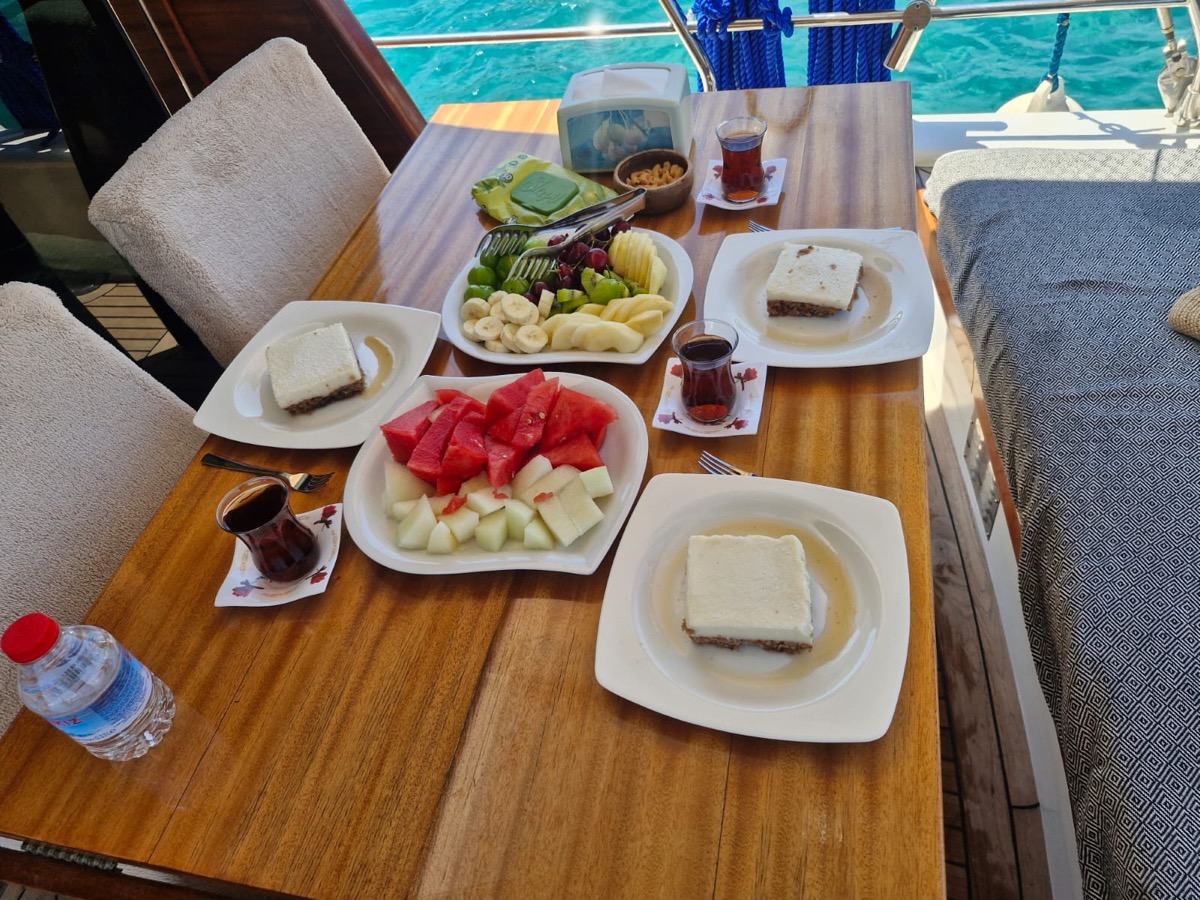 Frutas frescas, melancia e chá turco a bordo
