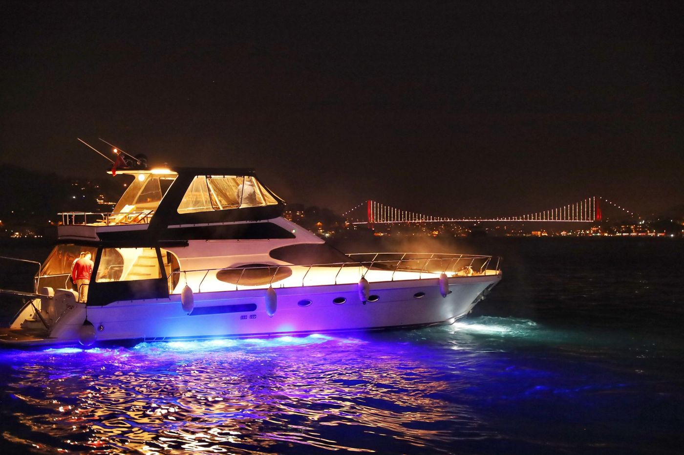 Barco no Bósforo à noite, a caminho de Kadıköy