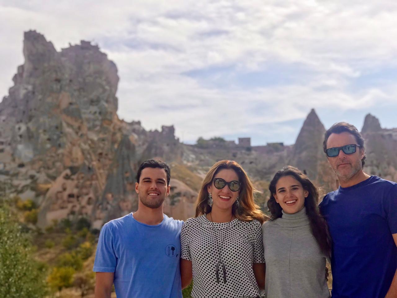 Castelo de Uçhisar ao fundo, com clientes da Guia na Turquia