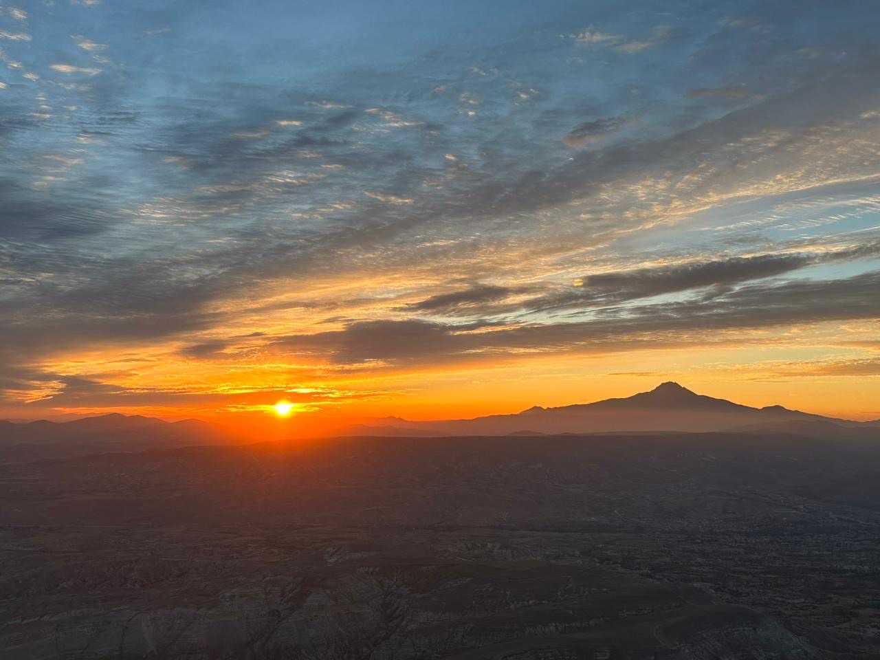 Nascer do sol sobre a Capadócia com o Monte Erciyes no horizonte