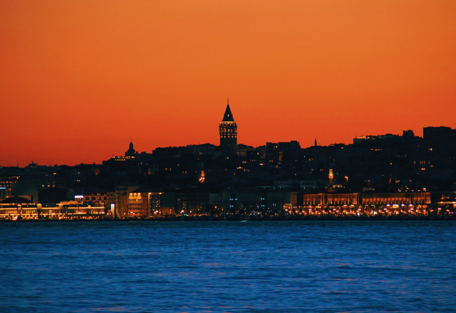 Silhueta da Torre de Galata ao pôr do sol sobre o Bósforo