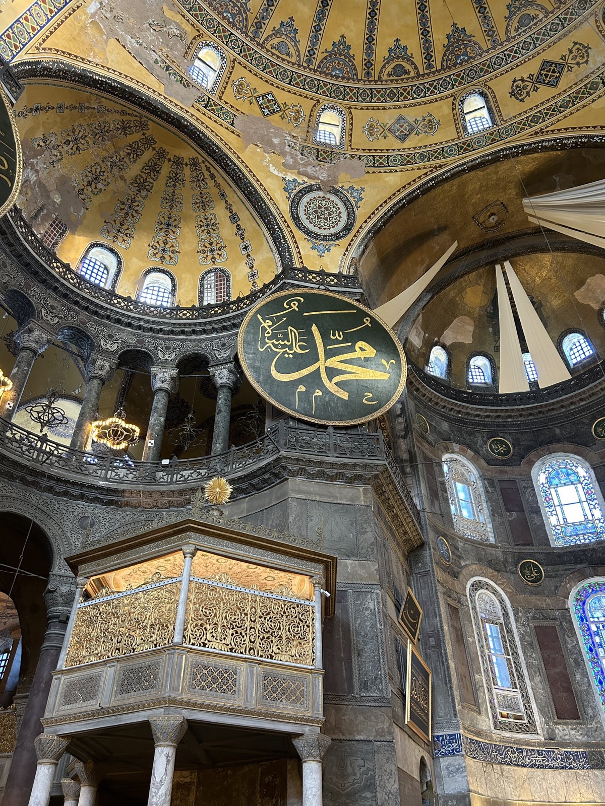 Interior de Santa Sofia com a cúpula e os medalhões de caligrafia