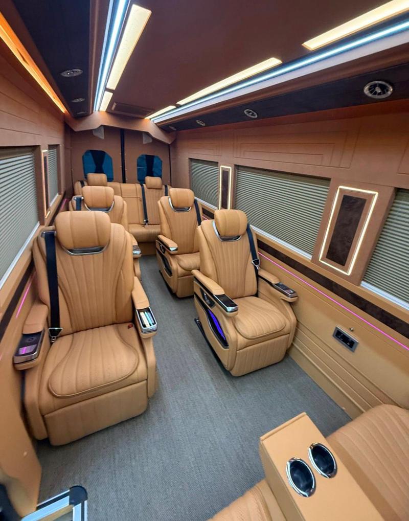 Sprinter VIP: cabine vista de cima, com poltronas e sofá de couro