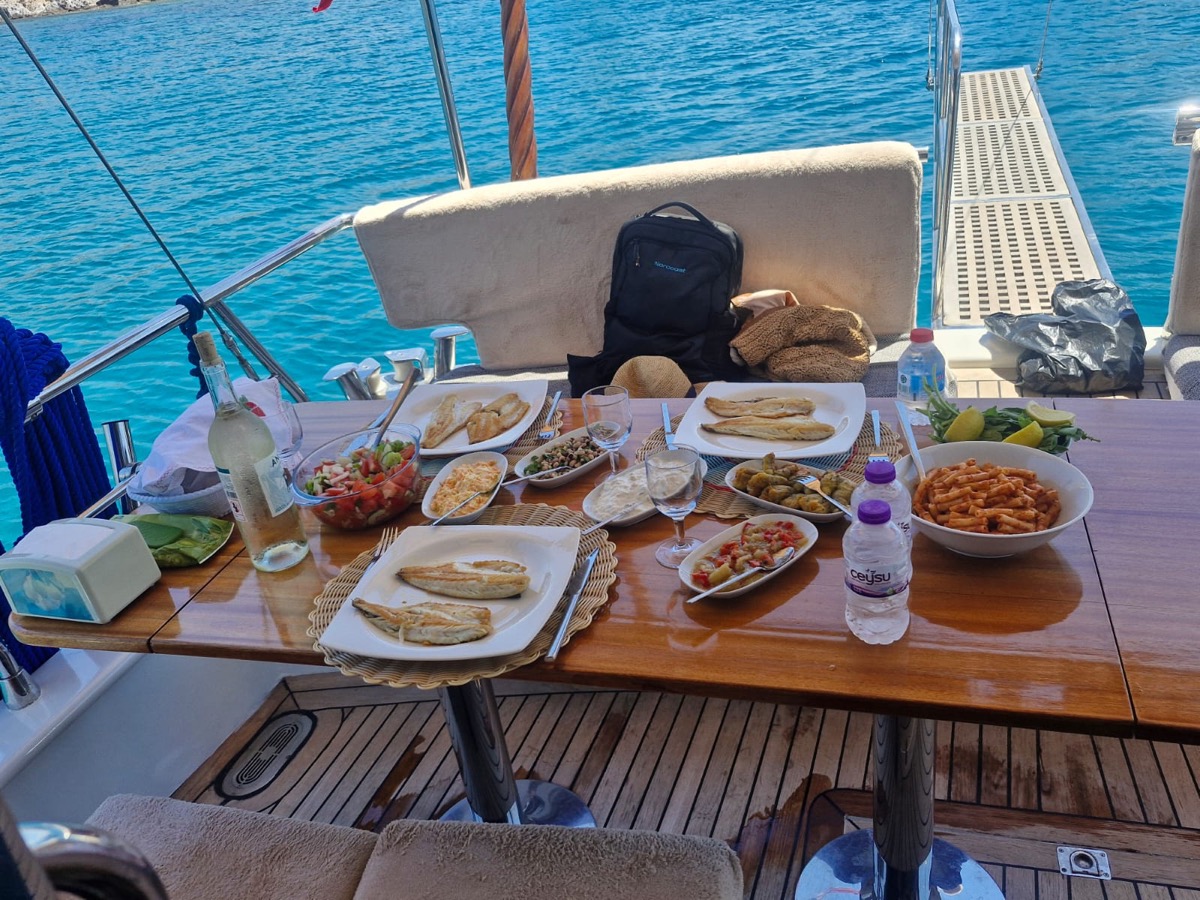 Almoço ancorado na enseada turquesa de Bodrum