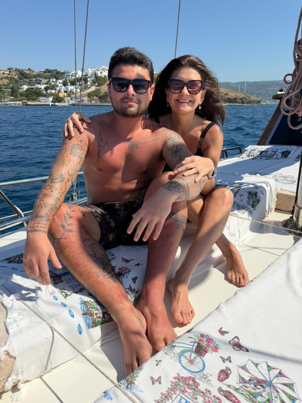 Casal relaxando no convés em Bodrum